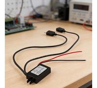 Convertisseur 12 V vers 5 V CC vers CC avec deux ports USB de sortie 3 A pour une utilisation dans les véhicules de réponse et de service sur le terrain