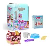Cookeez Makery Freezy Cakez. Prépare et décore Un gâteau en Peluche Tout Doux ! Place Ton mélange dans Le frigo : Une Peluche parfumée, frissonnante et Interactive apparaîtra.