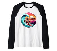 Cool Sasquatch sur Planche de Surf avec Coucher de Soleil Tropical et Vagues Manche Raglan