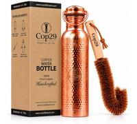 Cop29 Bouteille d’eau Mira en cuivre pur, design premium martelé + gravé à la main, finition brillante, avec poignée : un récipient en cuivre ayurvédique -900 ml/30 oz
