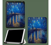 Coque pour iPad 11 génération A16 2025 avec Support Stylet, Support Trifold, Mise en Veille/réveil Automatique, Coque arrière en TPU Flexible Nuit Étoilée Couple sur Le Pont Romantique Rivière-Bleu