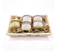 Corbeille garnie de produits du terroir et foie gras