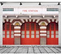 CORFOTO 5x3ft Toile de fond moderne en tissu pour service d'incendie, bâtiment rouge historique, entrée de service d'incendie, toile de fond pour enfants, décorations de fête d'anniversaire
