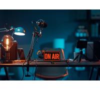 CORFOTO Tissu 2.7x1.8m Fond Studio on AIR Installation Podcast Arrière-Plan Photographique pour Décorations de Fête sur Thème Diffusion Accessoires de Séance Photo Création de Contenu