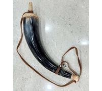 Corne à poudre noire avec bandoulière en cuir marron et butée en bois sécurisée