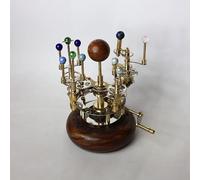 COSMOS MUSEUM Luxury Orrery - Modèle de système solaire en laiton avec finition dorée et argentée, pièce d'art fonctionnelle pour étagères et décoration d'intérieur