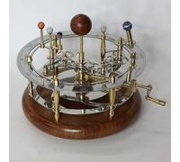 Cosmos Museum Orrery 30,5 cm - Modèle de système solaire mécanique fabriqué à la main avec terre, Mars et lunes | Décoration vintage de luxe | Chef-d'œuvre céleste pour les amateurs d'astronomie, les