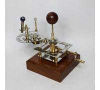 Cosmos Museum Orrery de luxe en laiton - Modèle fonctionnel du système solaire avec base carrée en bois | Art mécanique astronomique fait à la main pour la décoration de la maison et du bureau |