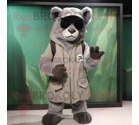 Costume De Mascotte Redbrokoly Puma Gris Habillé Avec Une Parka Et Des Lunettes Multicolore