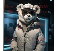 Costume De Mascotte Redbrokoly Puma Gris Habillé Avec Une Parka Et Des Lunettes Multicolore