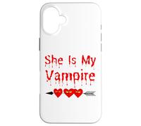 Costume d'halloween Amusant She is My Vampire pour Femmes, Hommes, garçons et Filles Coque pour iPhone 16 Plus