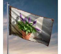 Country Boy Drapeaux Une plante en pot avec des fleurs violettes est placée contre un mur blanc. Drapeau décoratif amusant pour salle de bain (120 x 180 cm)