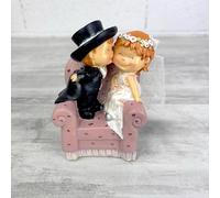 Couple de mariés en résine, Fauteuil Rose, Hauteur 12,5 cm, Figurine Tirelire Style BD Mariage