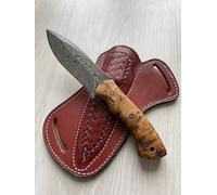 Couteau d'extérieur en acier de Damas composé de 150 couches d'acier de Damas. Manche en bois de manguier ondé, avec étui en cuir. Couteau de survie tranchant, forgé d'une seule pièce d'acier.