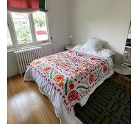 Couvre-lit Suzani coloré en coton indien offrant une texture lisse et un look élégant à l'intérieur de votre chambre