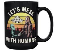 Coveted Goods Mug humoristique Bigfoot et extraterrestre - Let's Mess With Humans - Tasse à café noire de 445 ml - Cadeau OVNI Cryptid pour les croyants - Tasse humoristique Sasquatch et