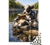 Cow Reading Book by The River Plaque Murale en Métal 38x26cm/1000pcs pour Le Pub Ou Le Café, pour Le Garage, L’Atelier Et La Salle De Jeux
