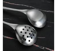 Cuillère à soupe à long manche en acier inoxydable avec fonction passoire avec perforations en écailles de poisson pour une utilisation dans les cuisines domestiques et les casseroles chaudes