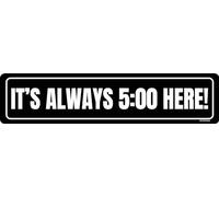 CUIYMXSC Panneau de cuisine humoristique en métal avec inscription « It's Always Five oclock here ! » - Cadeau amusant pour homme et femme - 10,2 x 40,6 cm
