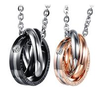 Cupimatch 2 Pcs Couple Collier Pendentif en Acier Inoxydable à Trois Anneaux Entrelacés,Gravé Le Monde est Magnifique Quand Je suis avec Vous - pour Amour Valentine,Couple/Homme/Femme,Chaîne 45/50 cm