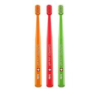 Curaprox CS Brosse à dents pour enfants - Pour les enfants de 4 à 12 ans | Nettoyage particulièrement doux | 5 500 poils Curen® | Orange | Rouge | Vert | Lot de 3 | Fabriqué en Suisse