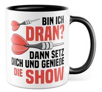 Darts Tasse avec inscription en allemand - Geschenk Bin ich dran? Dann setz dich und genieße die Show - Tasse à café 330 ml en céramique - Dart Hobby Amis Bureau Tasse à café
