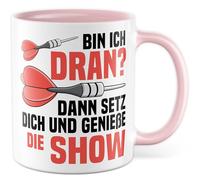 Darts Tasse avec inscription en allemand - Geschenk Bin ich dran? Dann setz dich und genieße die Show - Tasse à café 330 ml en céramique - Dart Hobby Amis Bureau Tasse à café