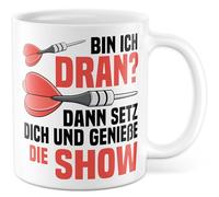 Darts Tasse avec inscription en allemand - Geschenk Bin ich dran? Dann setz dich und genieße die Show - Tasse à café 330 ml en céramique - Dart Hobby Amis Bureau Tasse à café