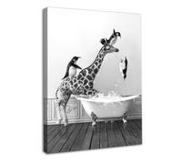Dazzlewall Encadré Art Murale Drôle pour Salle de Bain Girafe et des Manchots dans une Baignoire, Image Animalière en Noir et Blanc pour la Décoration de Salle de Bain ou Toilettes 30x40 cm