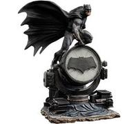DC Comics - Statuette Zack Snyder's Justice League 1/10 Deluxe Art Scale Batman on Batsignal 28 cm Multicolore G