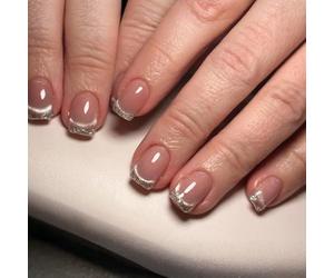 De 24 faux ongles français élégants avec des tons chair et des paillettes argentées pour les fêtes Art Press Ons