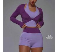 Débardeur ajusté à encolure halter avec cache-épaules bolero torsadé, short mini actif assorti avec taille contrastée. Ensemble coordonné pour le sport, le pilates, la course à pied. Mignon et féminin