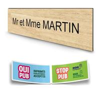 DECOHO - Plaque Boite aux Lettres personnalisée adhésive 100x25mm - Effet Bois Clair - Gravure Laser Noire - 1 Ligne + Stickers Stop Pub - Marron
