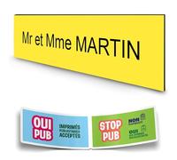 DECOHO - Plaque Boite aux Lettres personnalisée adhésive 100x25mm - Plastique bi-Couche Jaune Lettres Noires - 1 Ligne Gravure Laser + Stickers Stop Pub - Jaune