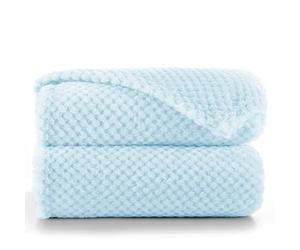 DecoKing Couverture Polaire 220 x 240 cm Plaid Doux en Microfibre pour Lits Canapés Chaises et Divans Style Scandinave Chaude Légère et pour Toutes Les Saisons Bleu Clair Henry