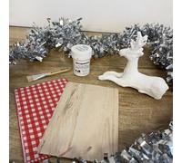 Décopatch KIT018O - Un mini-kit comprenant un animal en papier pulpé blanc, 2 feuilles Décopatch, un pinceau et un pot de vernis colle, RENNE