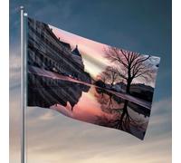 Décoration cool pour chambre de gars, rue de ville avec bâtiments, voitures, arbres et coucher de soleil reflet dans l'eau. Drapeau Happy Camper Cadeaux de chambre pour filles (60 x 90 cm)