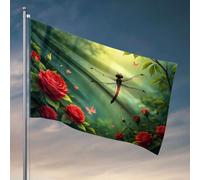 Décoration cool pour chambre de gars, une libellule se perche gracieusement parmi des roses rouges vives dans un jardin luxuriant et ensoleillé. Drapeau Happy Camper Gifts pour chambre de filles (120