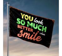 Décoration de bar amusante « You Look So Much Better When Smile » Drapeau Décorations de chambre à coucher Décoration de jardin (152 x 244 cm)