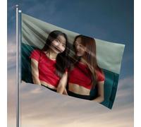 Décoration de bar d'arrière-cour deux femmes en hauts rouges assis sur un canapé bleu. Drapeaux de drapeau drôle décoration de chambre pour homme (60 x 90 cm)