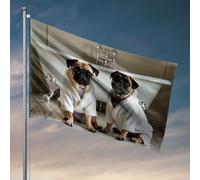 Décoration de bar de jardin avec deux carlins dans des peignoirs par une baignoire. Drapeau amusant pour décoration de chambre (120 x 180 cm)