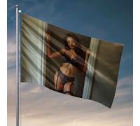 Décoration de bar de jardin Une femme en dentelle noire pose près d'un cadre de porte. Drapeau amusant pour décoration de chambre ou de gym (120 x 180 cm)