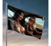 Décoration de bar pour la maison, deux femmes en lingerie avec tatouages conduisant une voiture. Drapeau amusant pour dortoir universitaire, drapeau cool (60 x 90 cm)