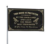 Décoration de bière pour homme cave This House Is Protected By The Good Lord And A Gun Drapeau Panneau de porche Drapeaux cool pour chambre Guys (152 x 244 cm)