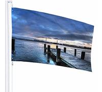 Décoration de drapeau de paysage 0,9 x 1,5 m Nature Pier Dock Shore River Bridge Lake Sunshine House Sky Cloud Wavy Home Polyester Motif imprimé Décoration extérieure pour maisons et jardins