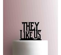 Décoration de gâteau en acrylique « They Not Like Us » - 15,2 cm de large - Rose