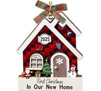 Décoration de maison en bois « First Christmas in Our Home 2025 » - Cottage réconfortant avec nœud papillon enneigé, cadeau de 10 cm pour une pendaison de crémaillère - Décoration d'arbre de Noël