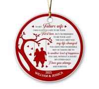 Décoration de Noël 2025 en céramique avec inscription en anglais « Couples on Swing » - Cadeau pour fiancée - Nom personnalisé pour mari et femme - Souvenir de nouveau couple