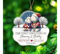 Décoration de Noël 2025 en forme d'ours polaire « Dad & Mom » - Cadeau de Noël personnalisé pour le 1er Noël en tant que maman et papa - Décoration de Noël pour parents - Nom de la date personnalisée