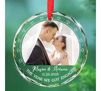 Décoration de Noël 2025 en verre avec photo personnalisée « The Year We Got Engaged » - Cadeau de Noël pour couple, lui, elle, noms/date - Ornements de Noël nouvellement fiancés